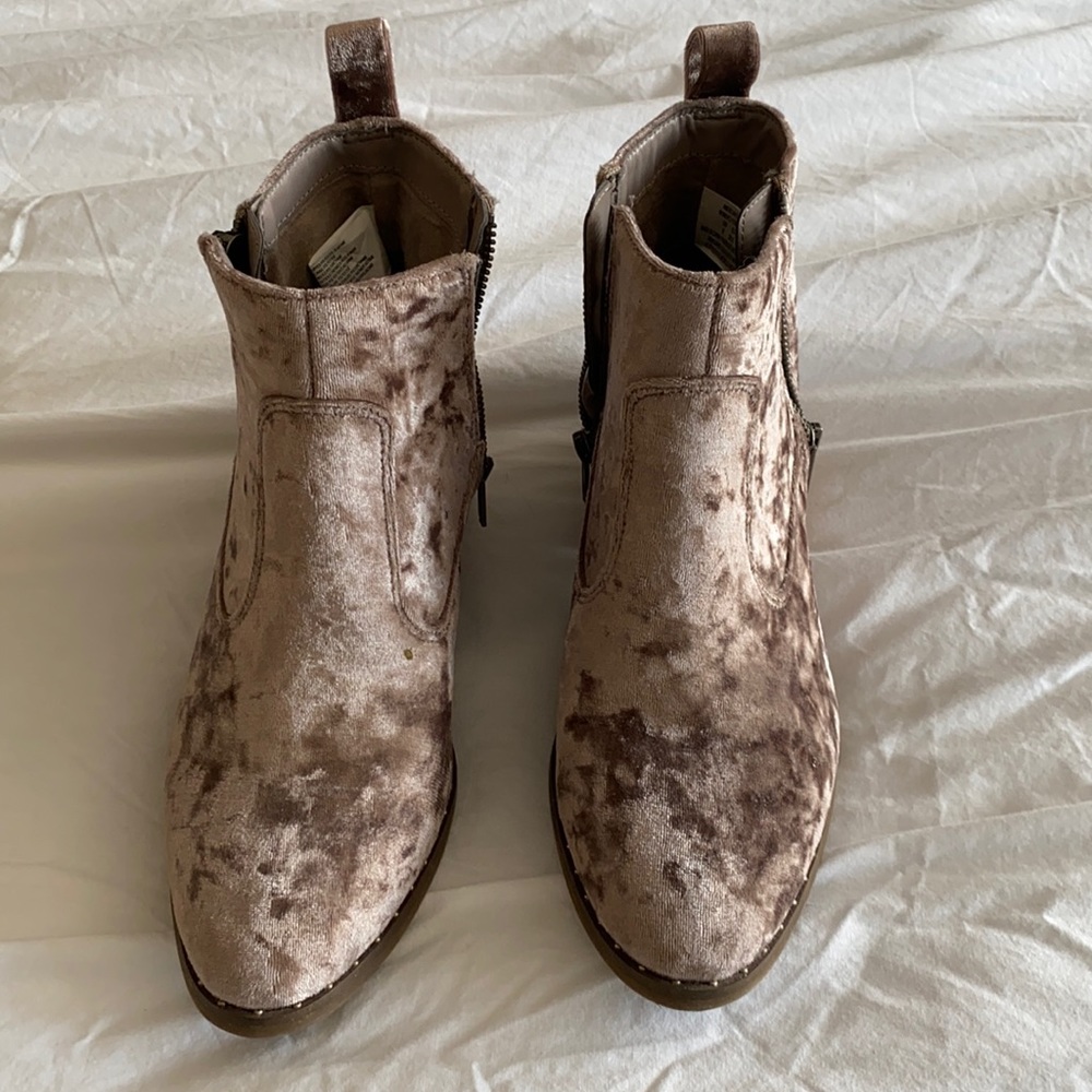 Size 8 American Eagle booties, purple velvet